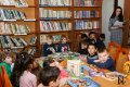V kniznici 16